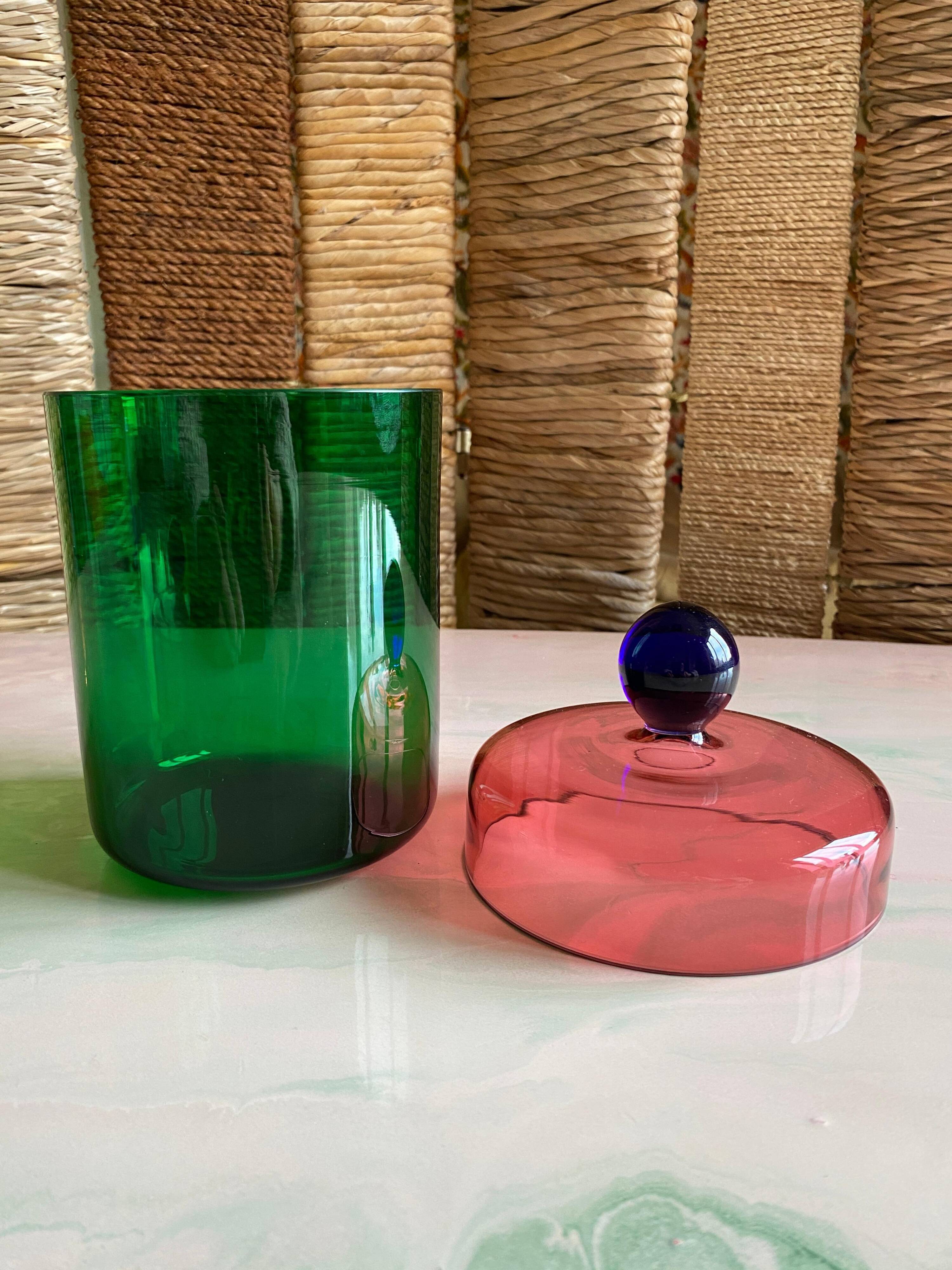 Bocal en verre fait main vert, rose et bleu avec couvercle par Erik Höglund, 1992