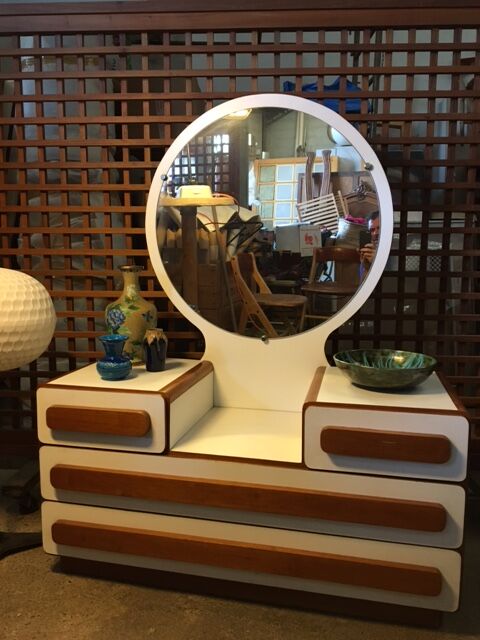 Hairdresser from the 70s in vintage teak deisgn