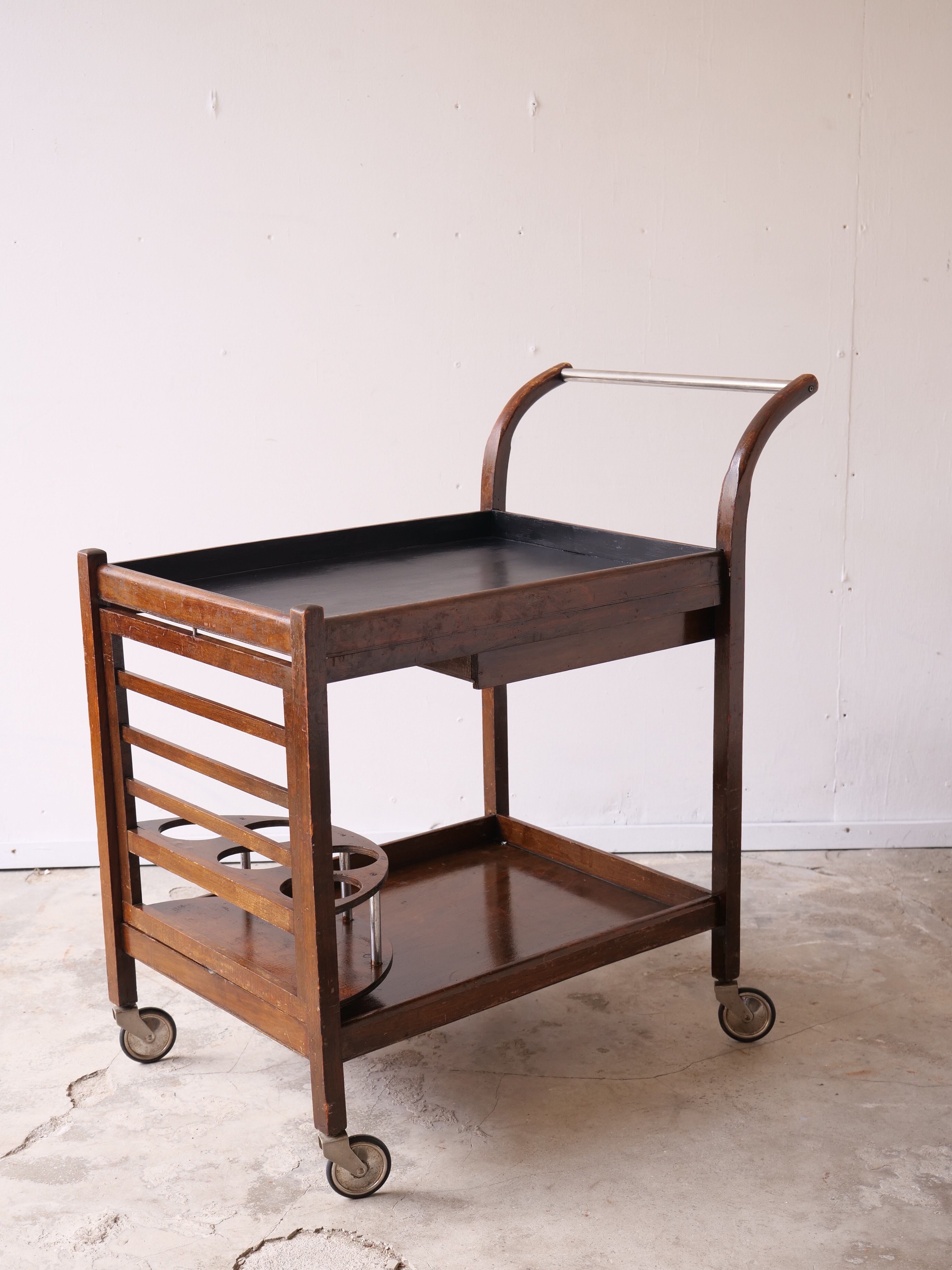 Serving art deco tork