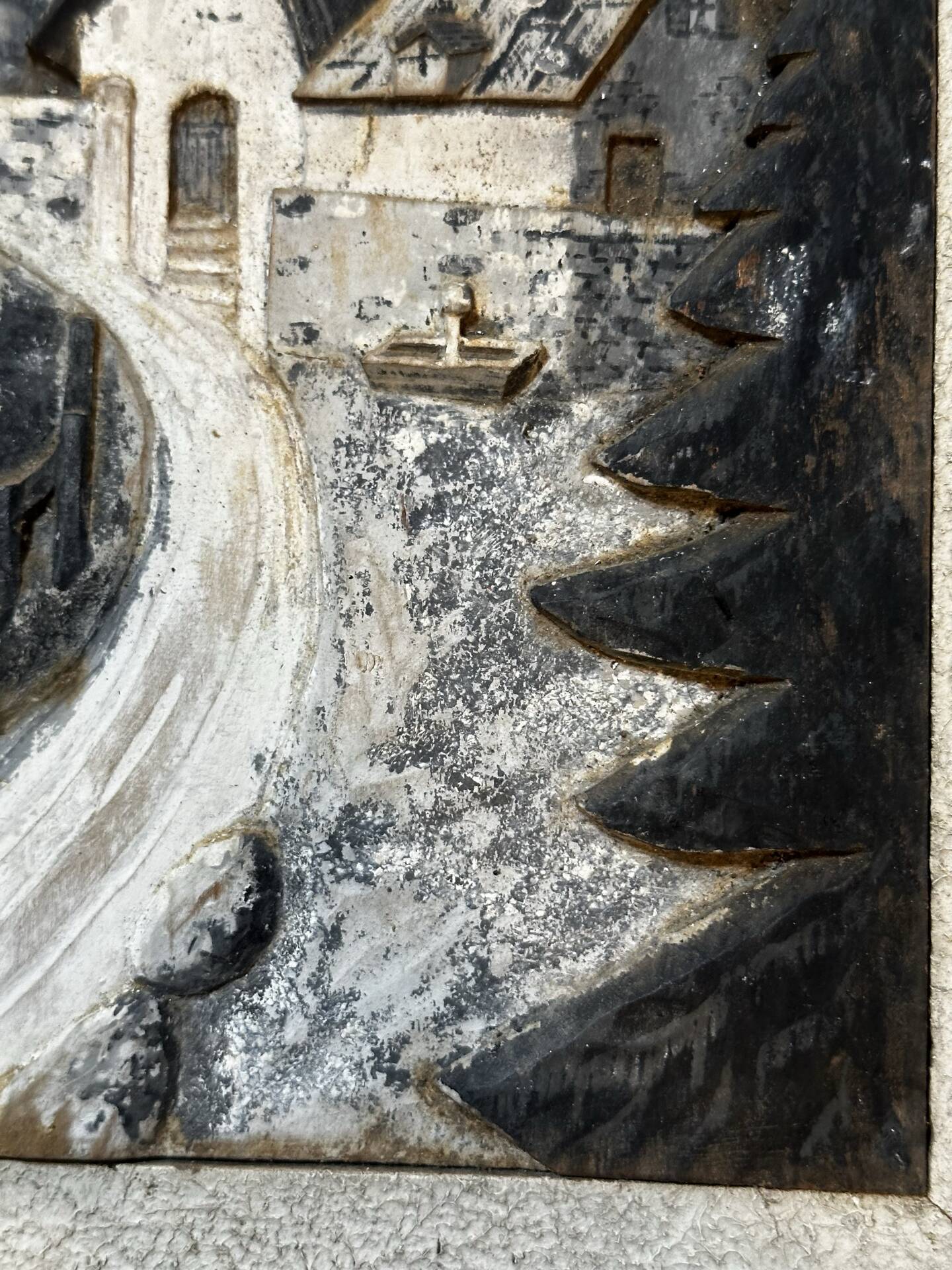 Tableau alpin en bois sculpté et peint