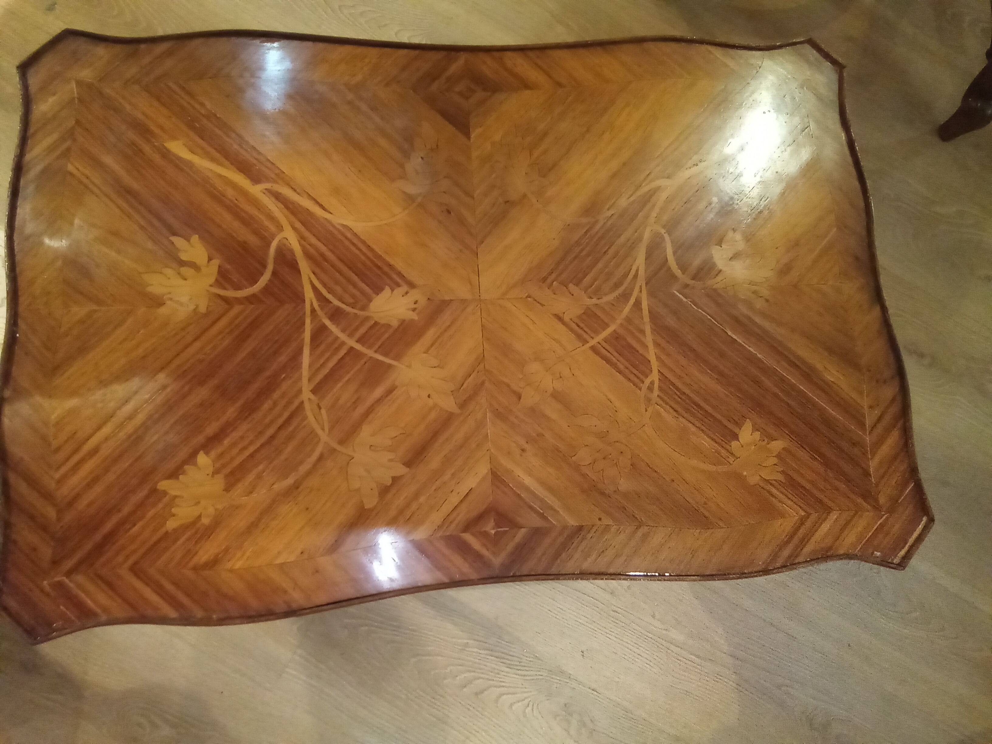 Louis XV-style lounge table