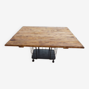 Table basse bar en bois avec support métal noir à roulettes