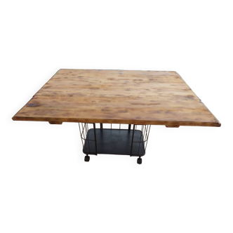 Table basse bar en bois avec support métal noir à roulettes