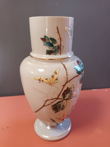 Vase opaline émaillée  papillon