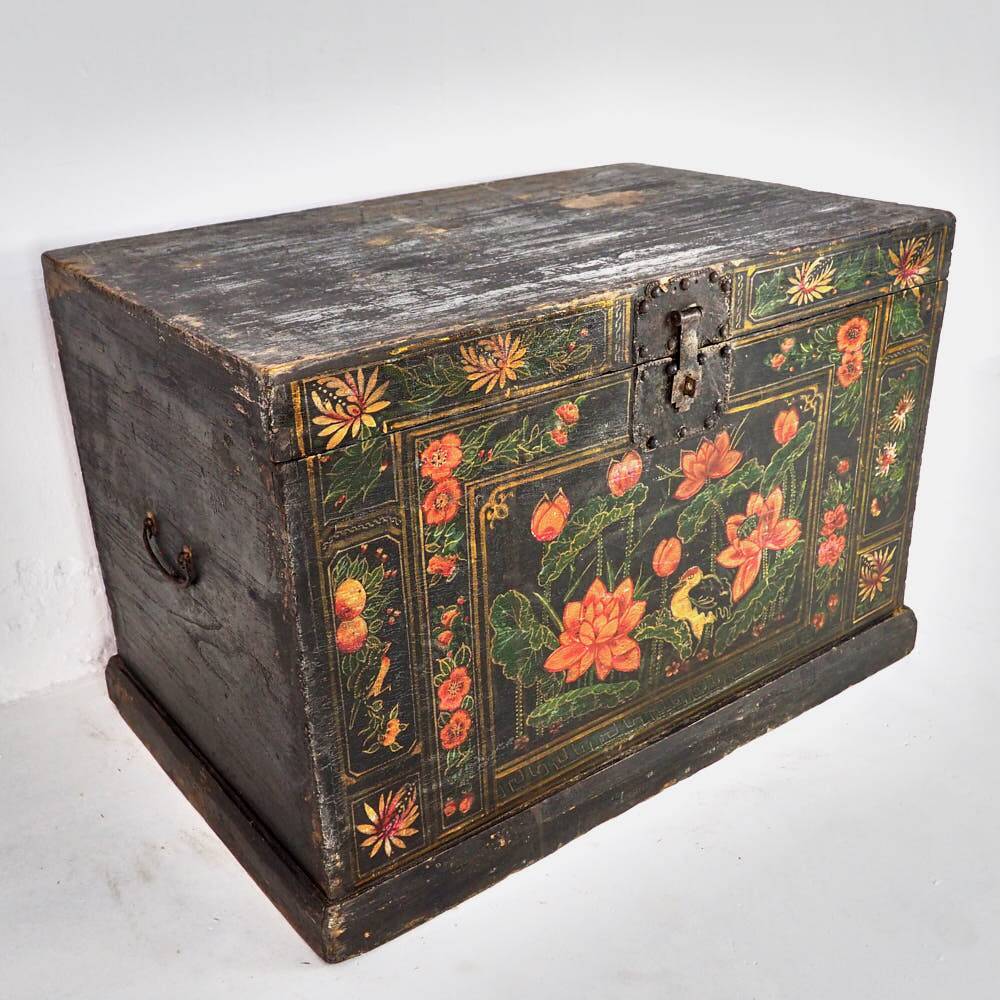 Coffre d’opéra chinois avec illustrations de la flore et de la faune (Chine 1900)