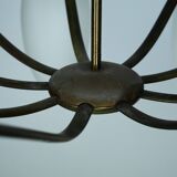 Rare lustre Arredoluce Monza à 9 lumières en laiton et verre opalin, Italie, 19