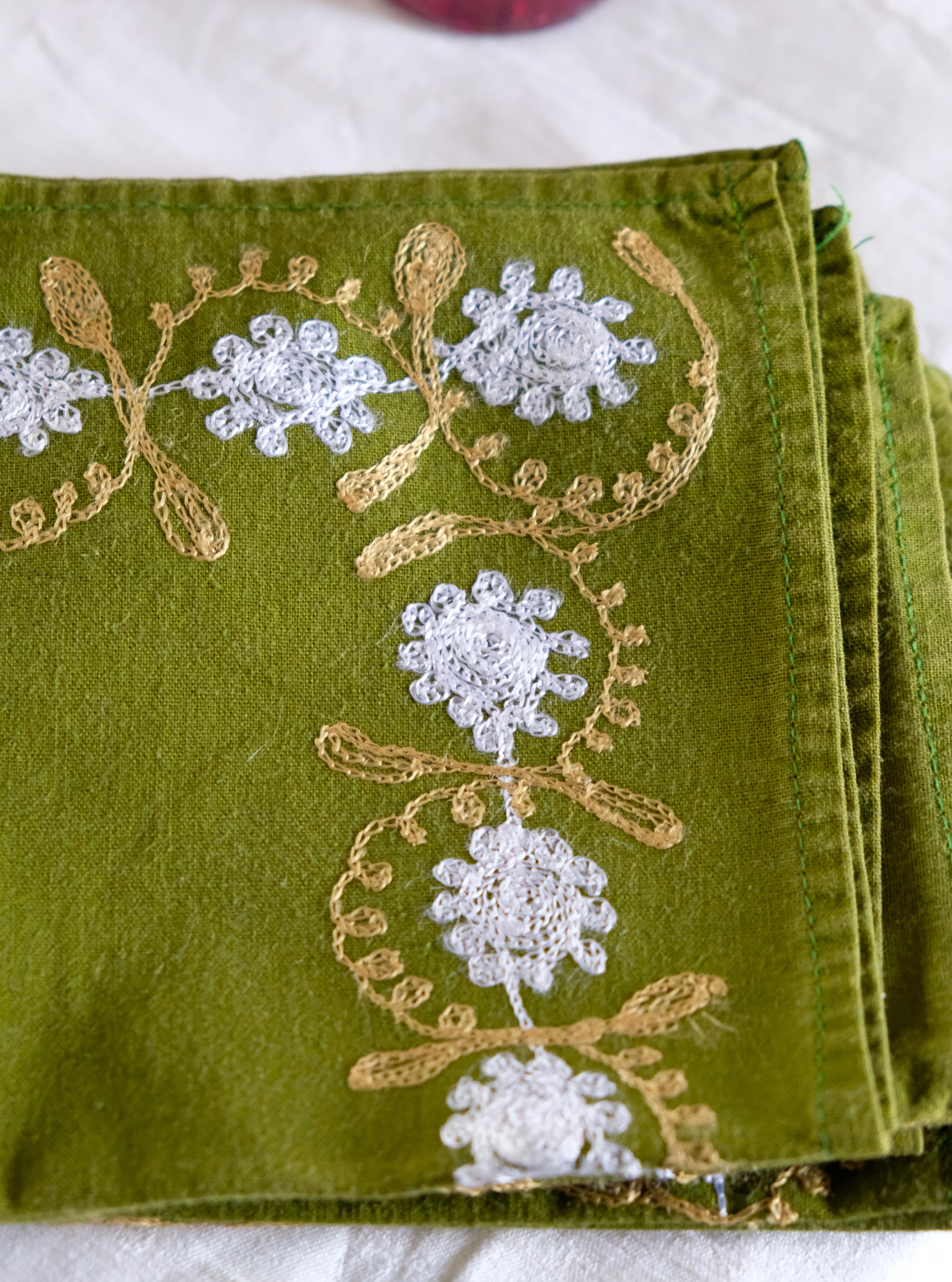 Suite of 8 olive green napkins embroidered vintage flowers 50s