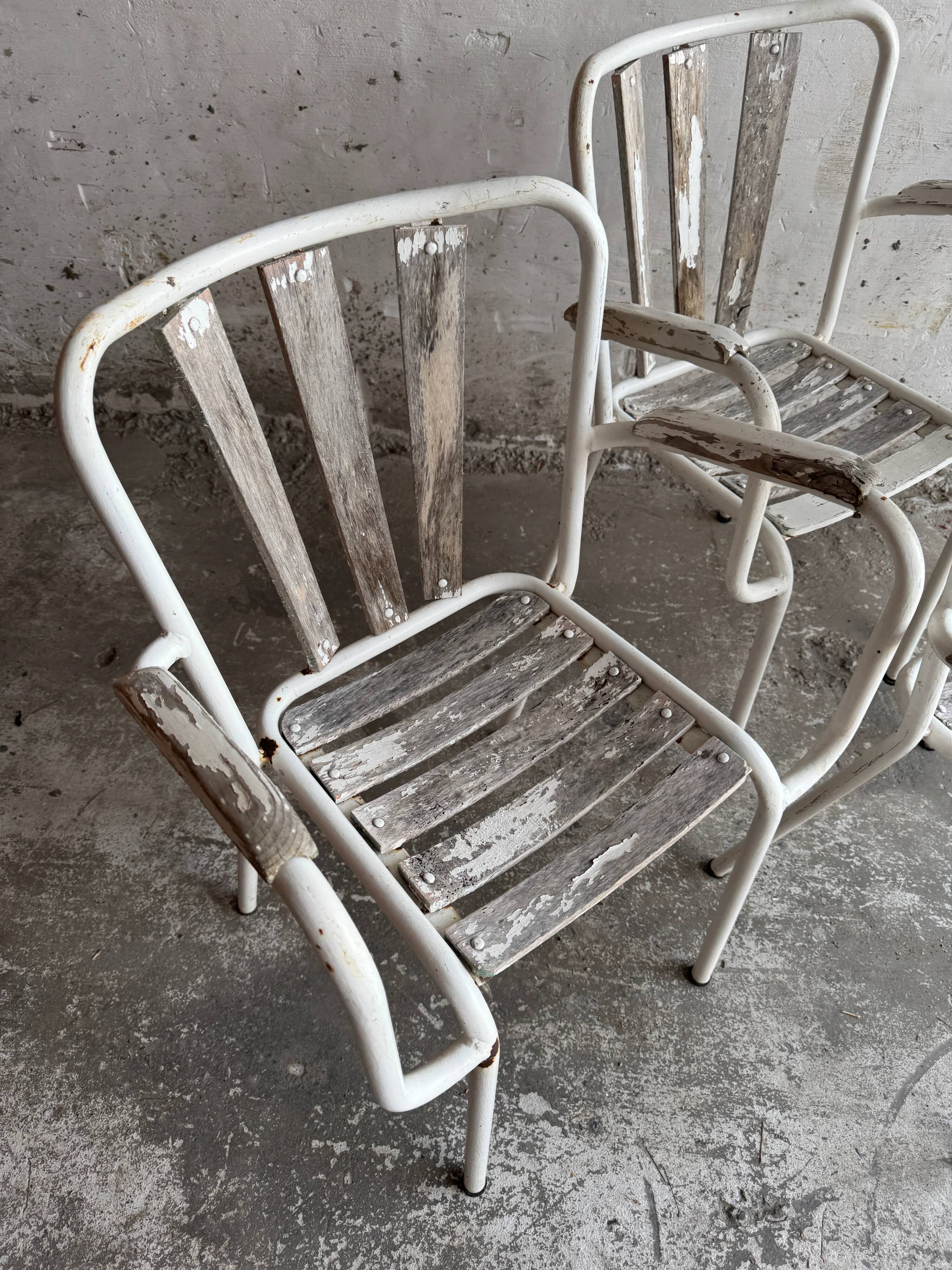 Ensemble de 4 chaises de jardin vintage en métal blanc et bois avec structures tubulaires en acier