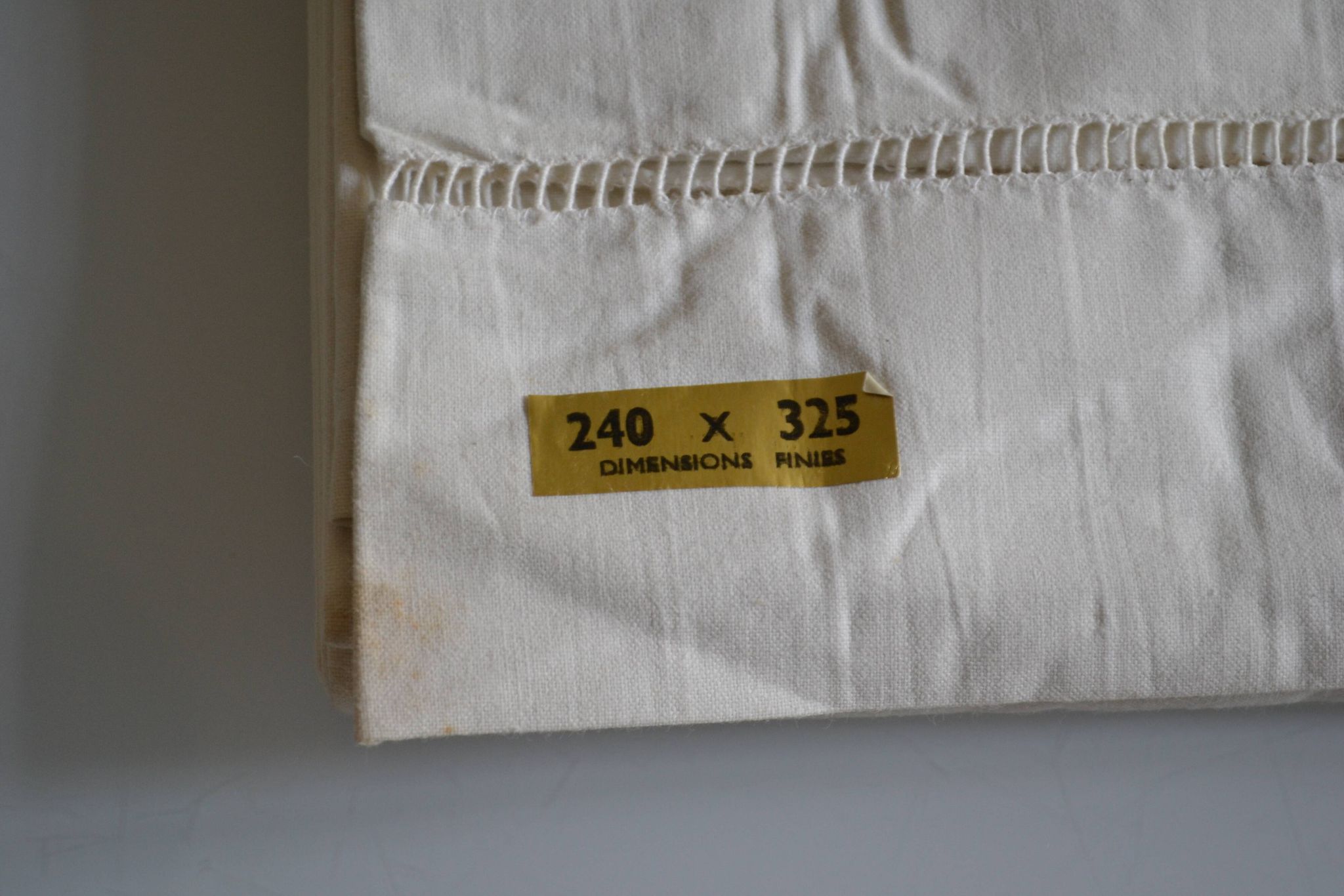Antique linen sheet with Venetian scalloped edge, 240 x 325 cm, New Old Stock