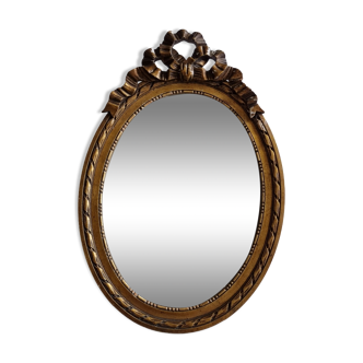 Miroir ovale de style louis xvi à décor de rubans