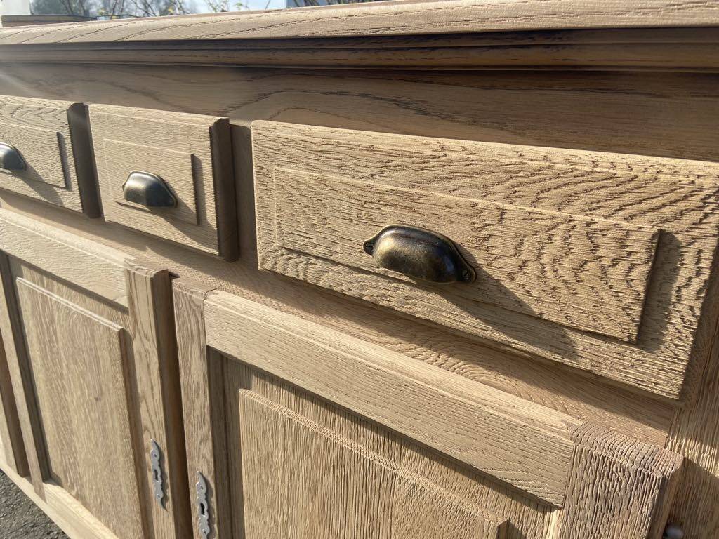 Grand buffet en bois brut