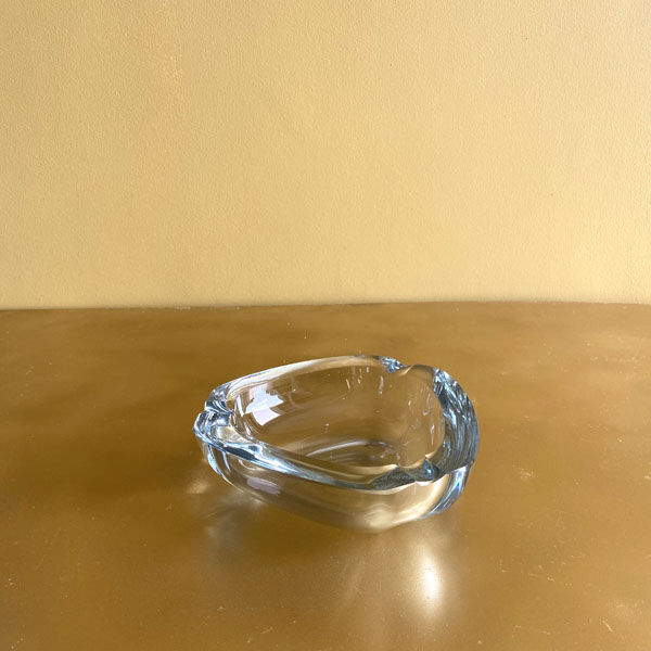 Cendrier en verre bleu signé Strömbergshyttan, Suède