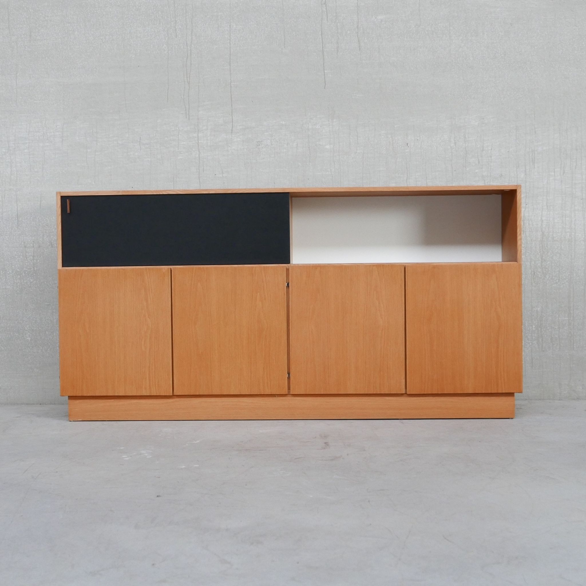 Buffet moderniste du milieu du siècle De Coene