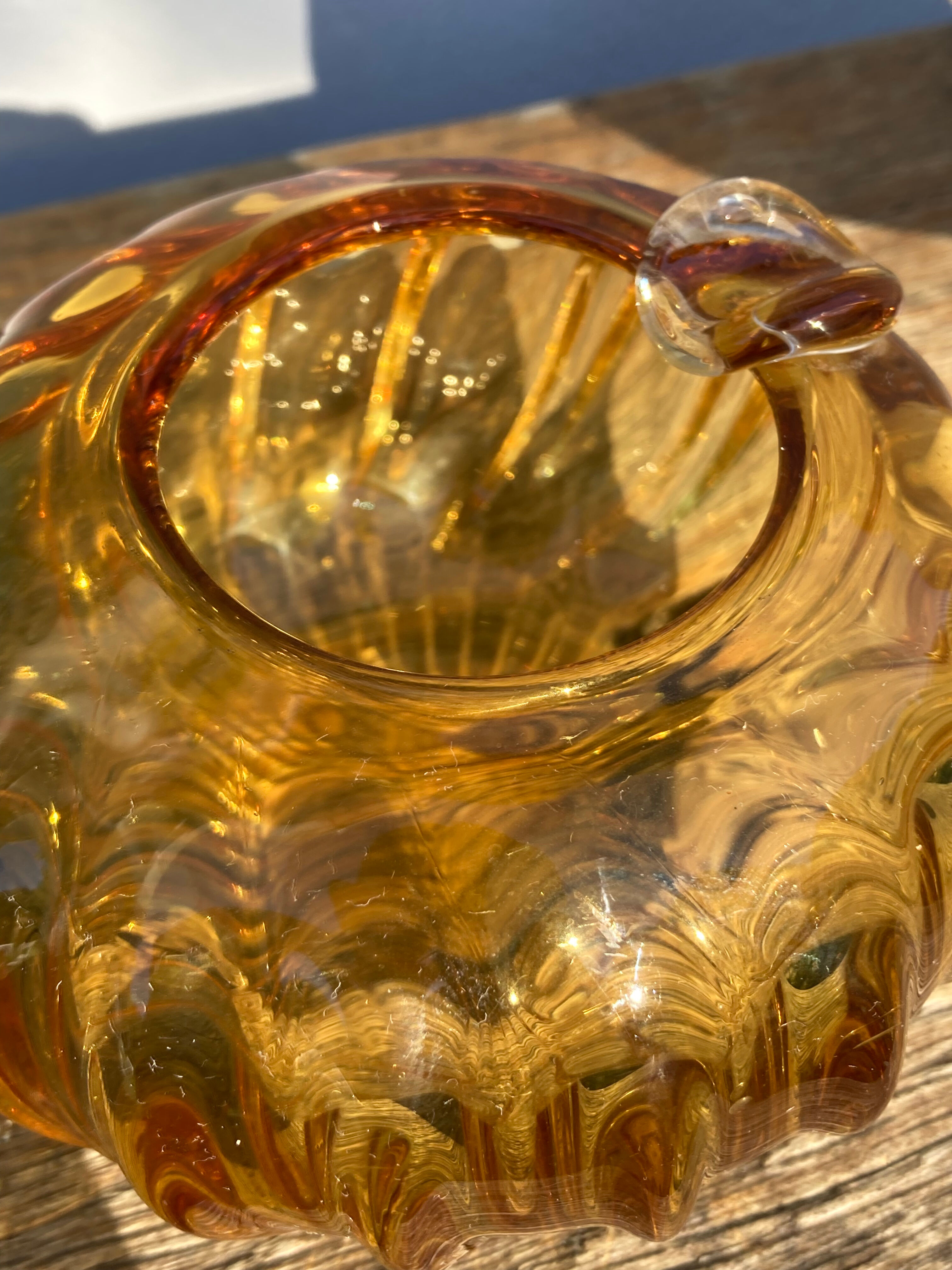 Cendrier en verre soufflé de Murano ambré marron boule torsadé