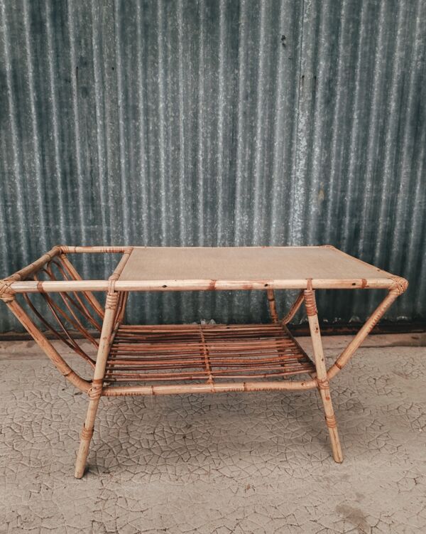Table basse en rotin avec porte revue