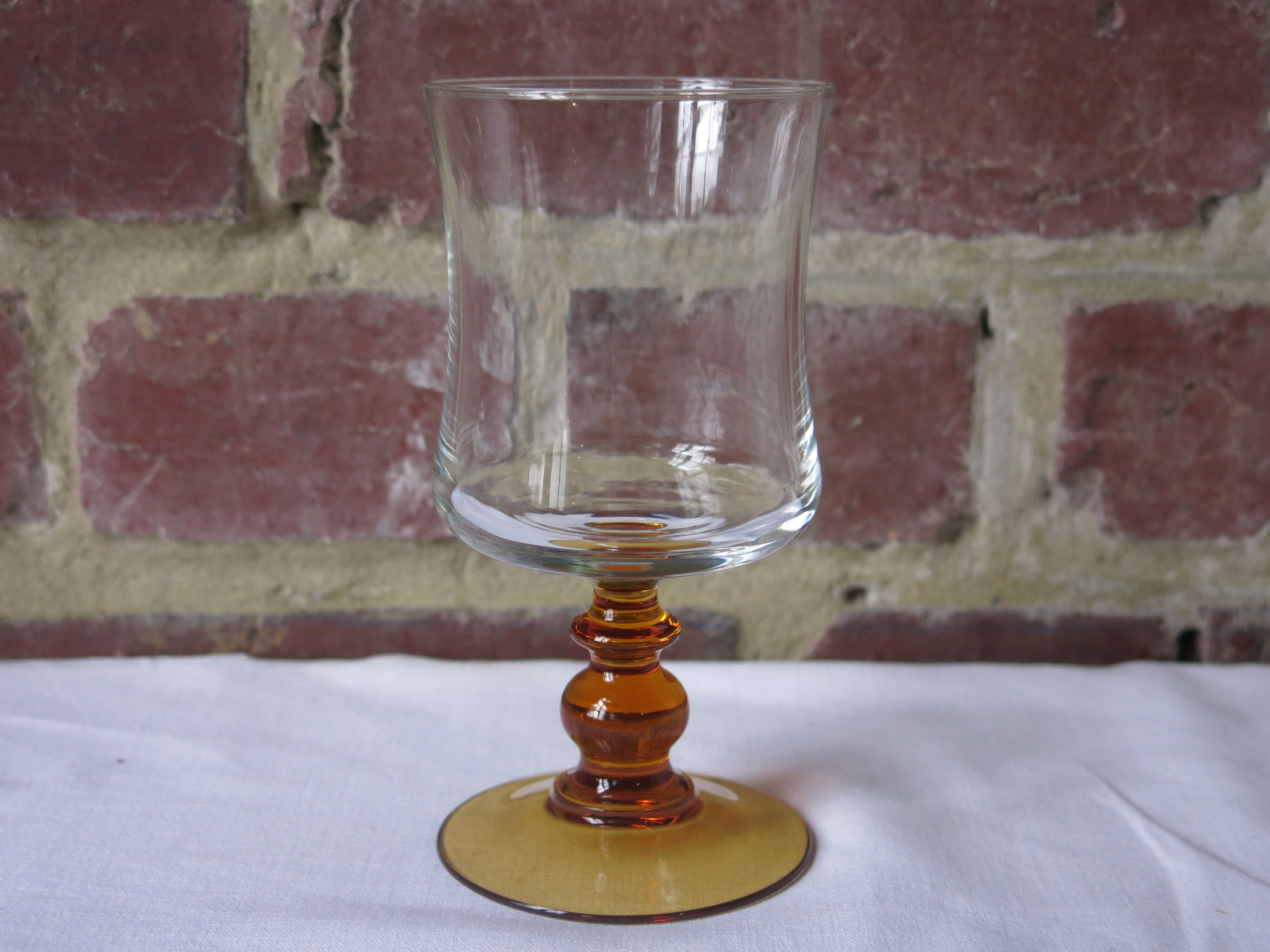 6 vintage stemmed glasses in very good condition