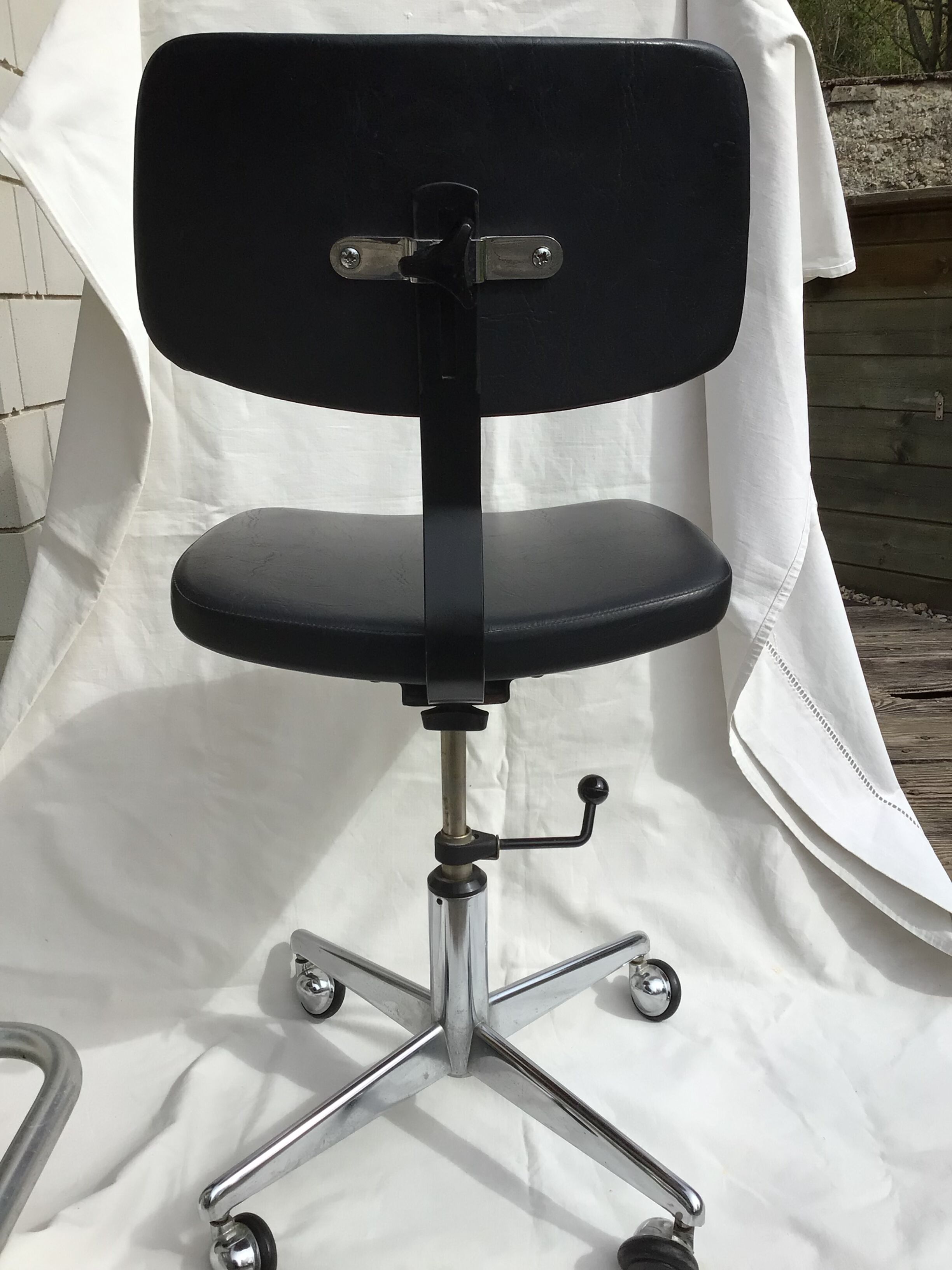 Adjustable swivel desk chair with 70's wheels