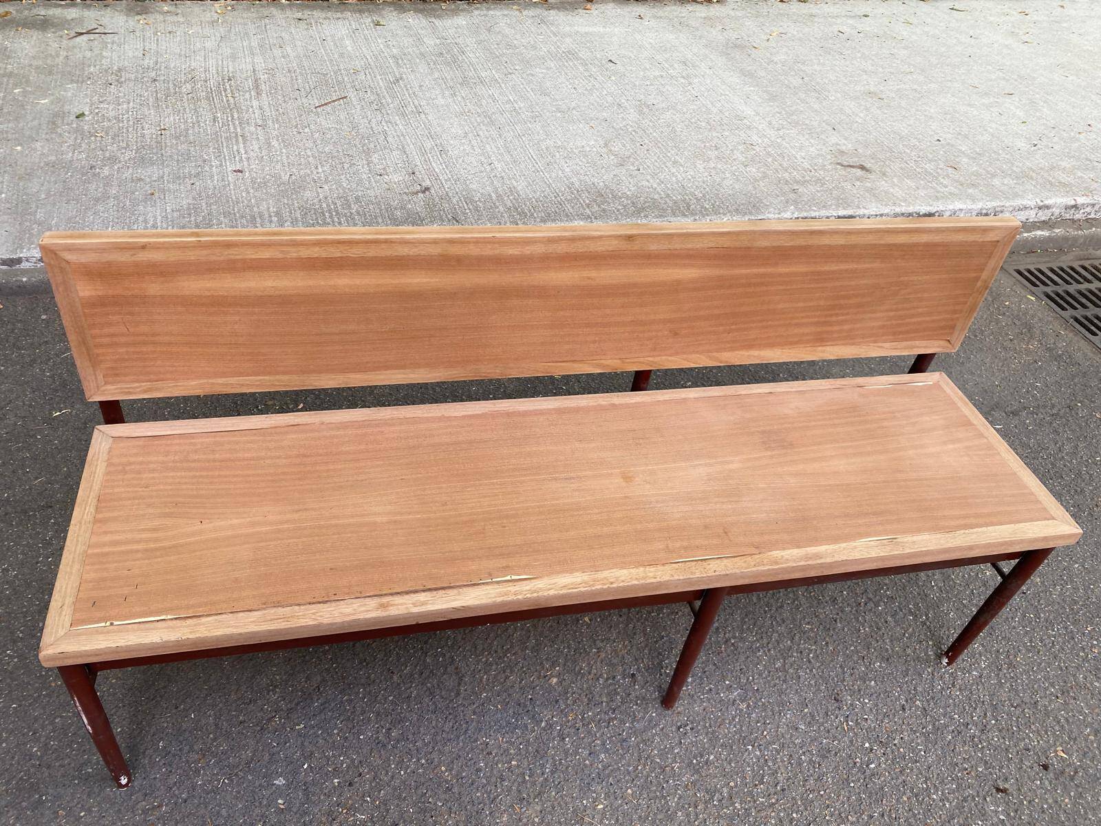 Grand banc d'école vintage 170 cm de 3/4 places en bois brut poncé métal 19