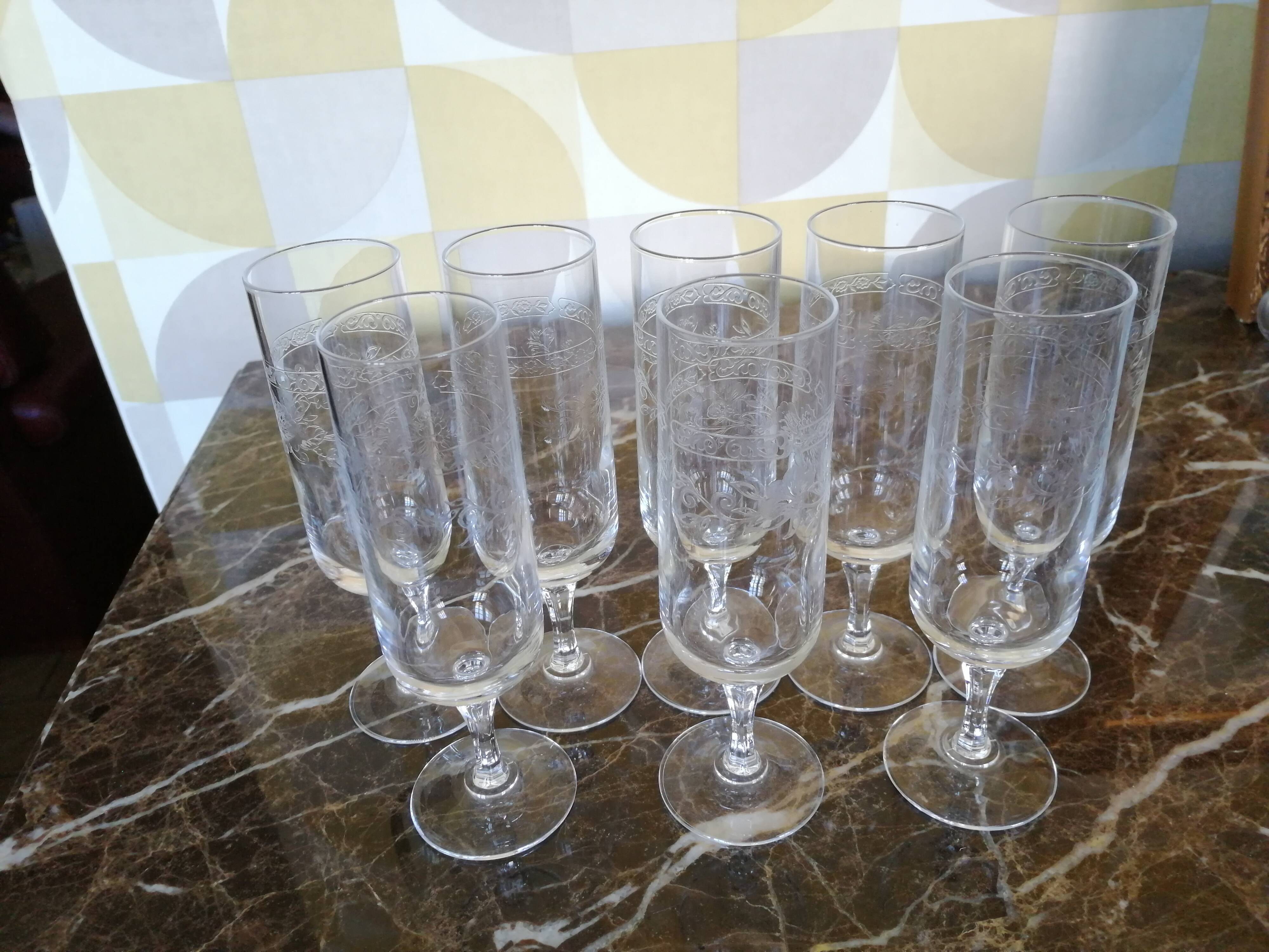 Lot of 8 engraved crystal champagne flutes