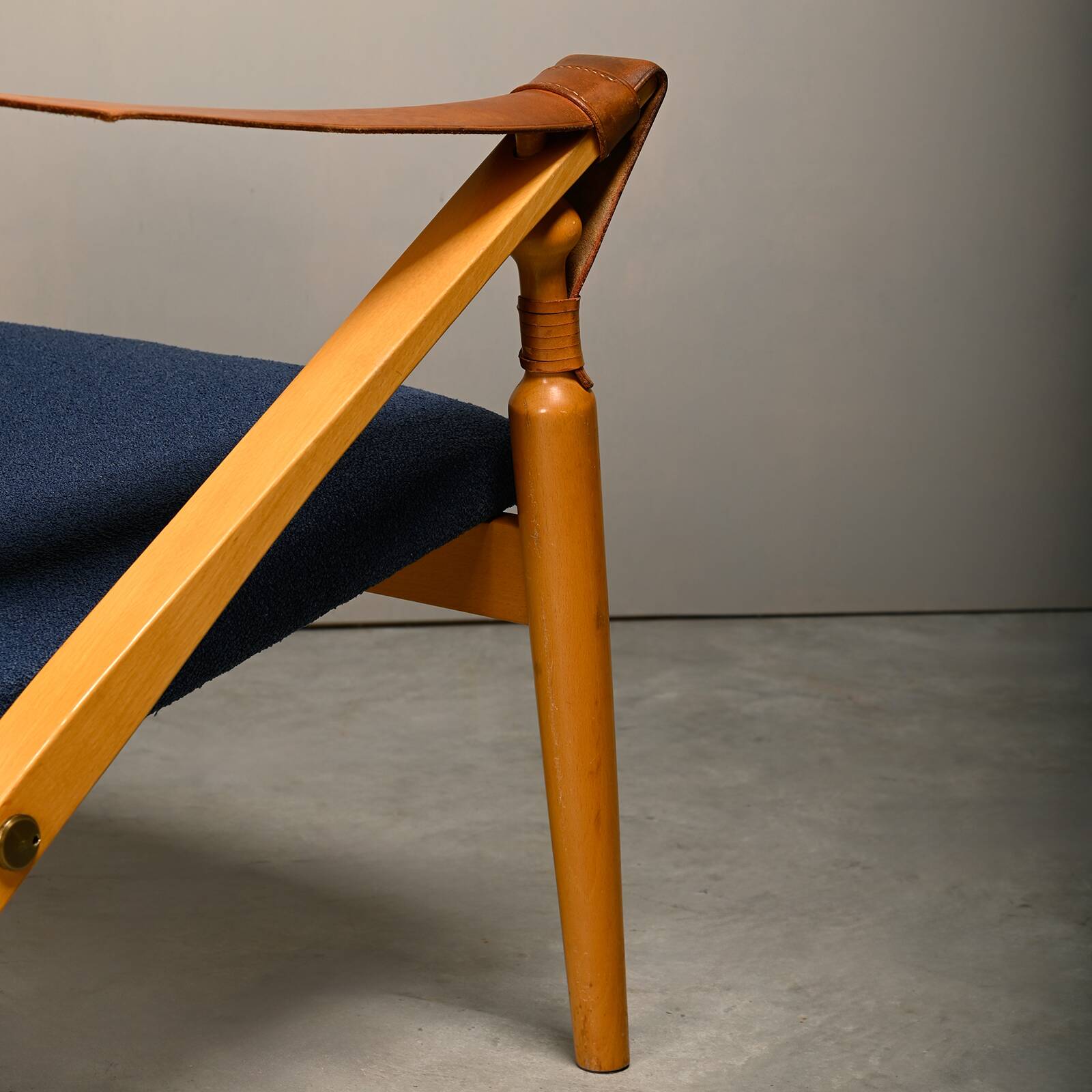 Scandinavian Modern Foldable Safari Lounge Chair in Beech wood and Blue fab