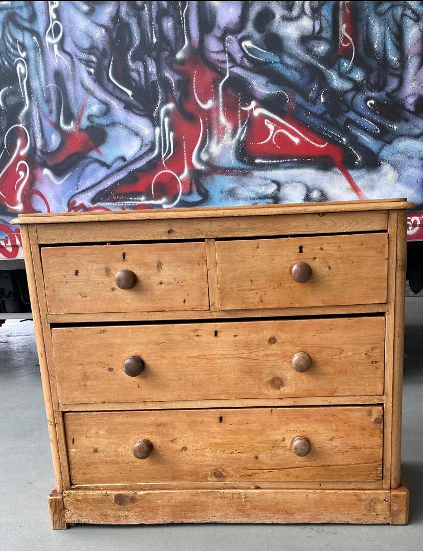 English order in fine pine, 19th century, 4 drawers.