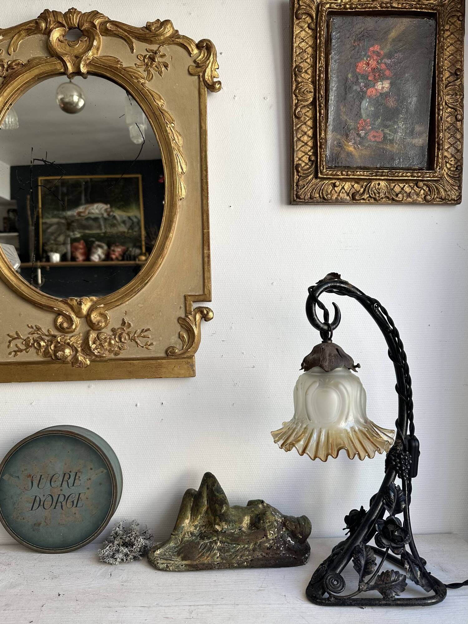 Art Nouveau wall light in wrought iron with vine decoration, early 20th century.