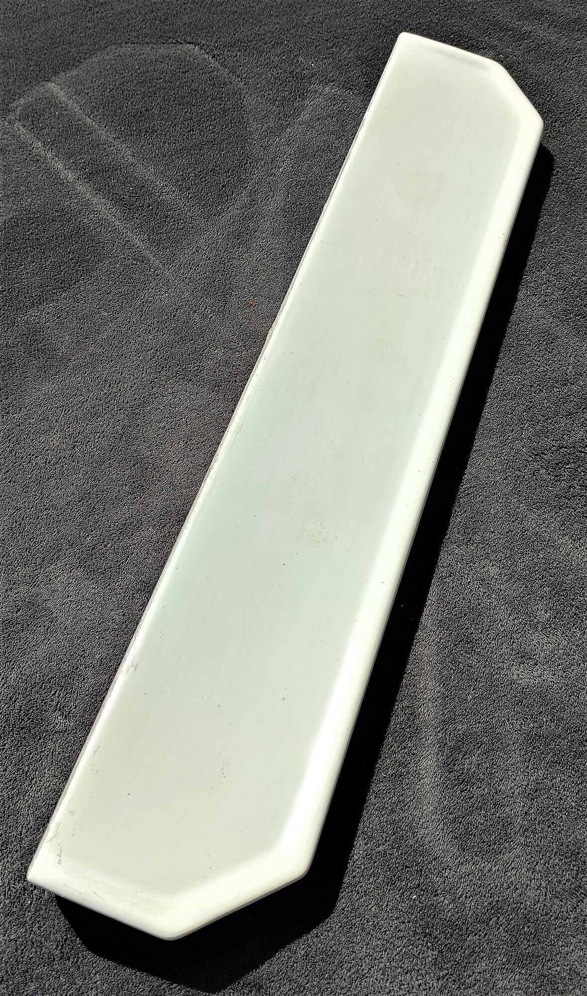 Old shelf of great length / shelf in white Art Deco porcelain