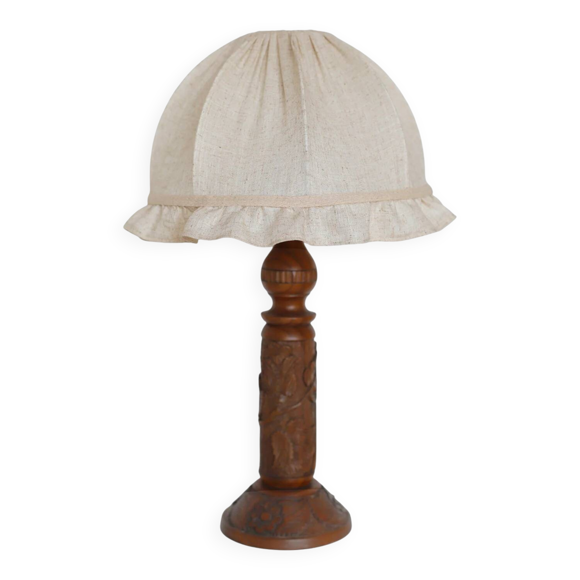 Lampe à poser en bois sculpté et abat-jour dôme, 1930