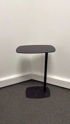 Table basse ovale en métal noir