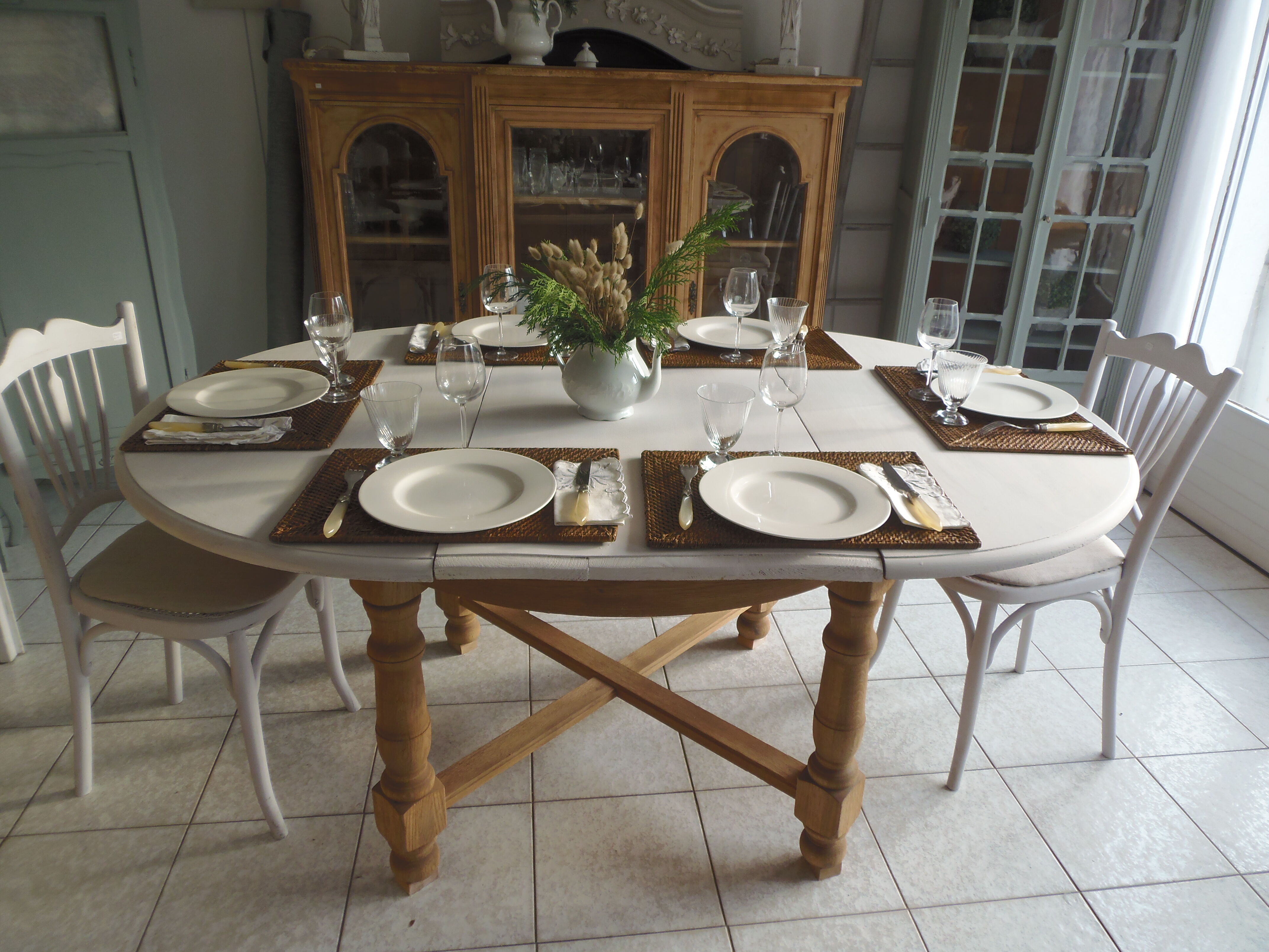Round table with 1 extension oak base tray and patinated extension pearl gray.
