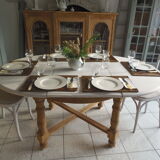 Round table with 1 extension oak base tray and patinated extension pearl gray.