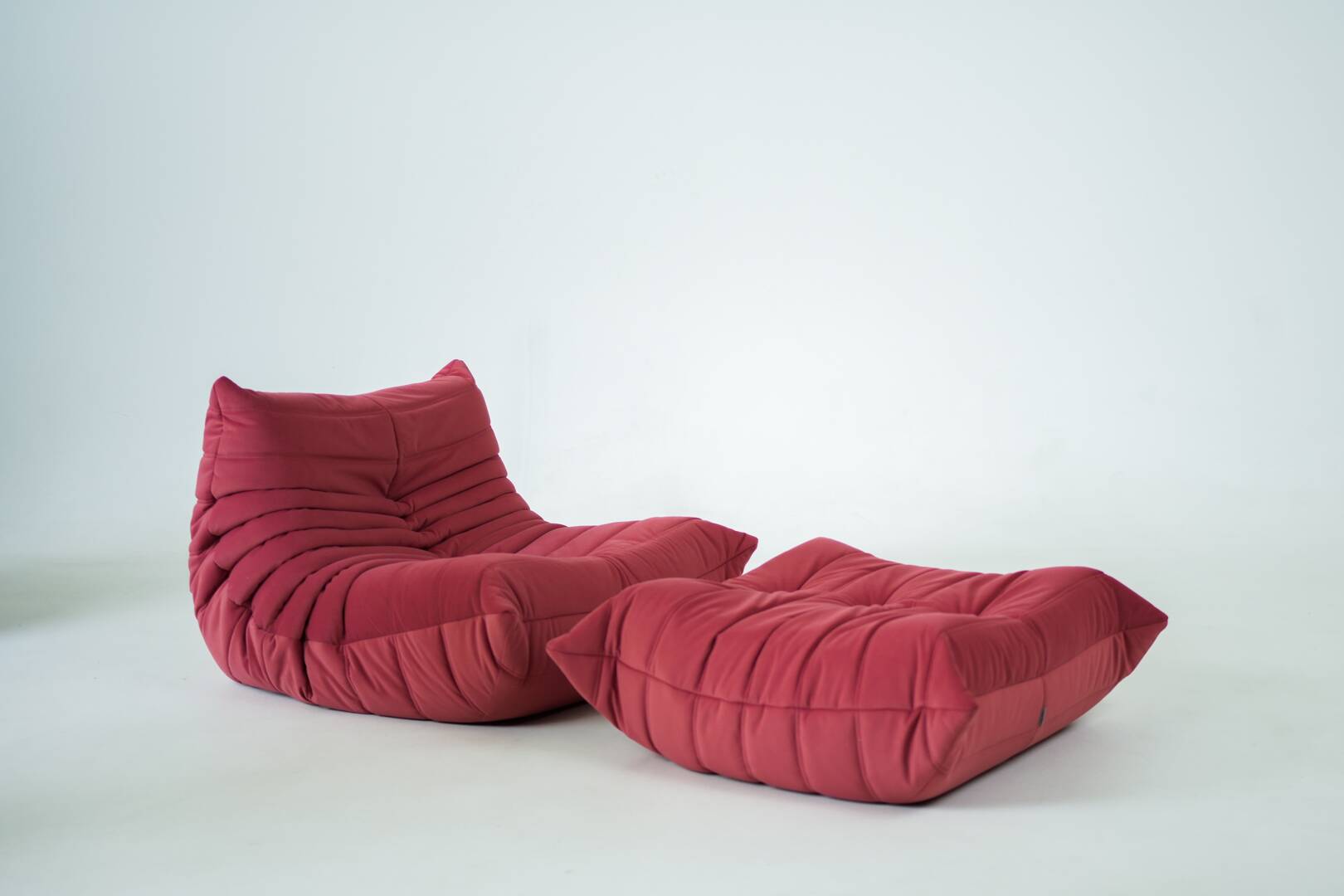 Togo set of chair and pouf in raspberry velvet