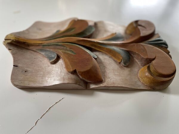 Panneau ancien en bois sculpté au décor de feuillage