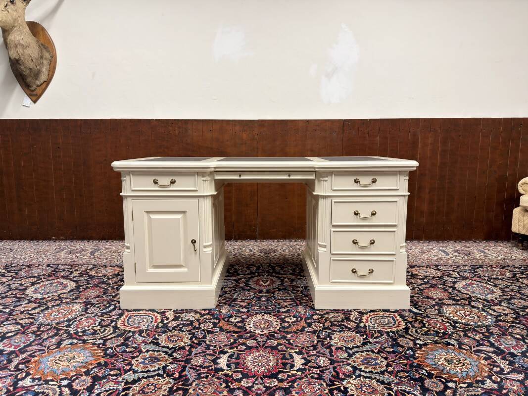 Bureau Chesterfield classique crème anglais