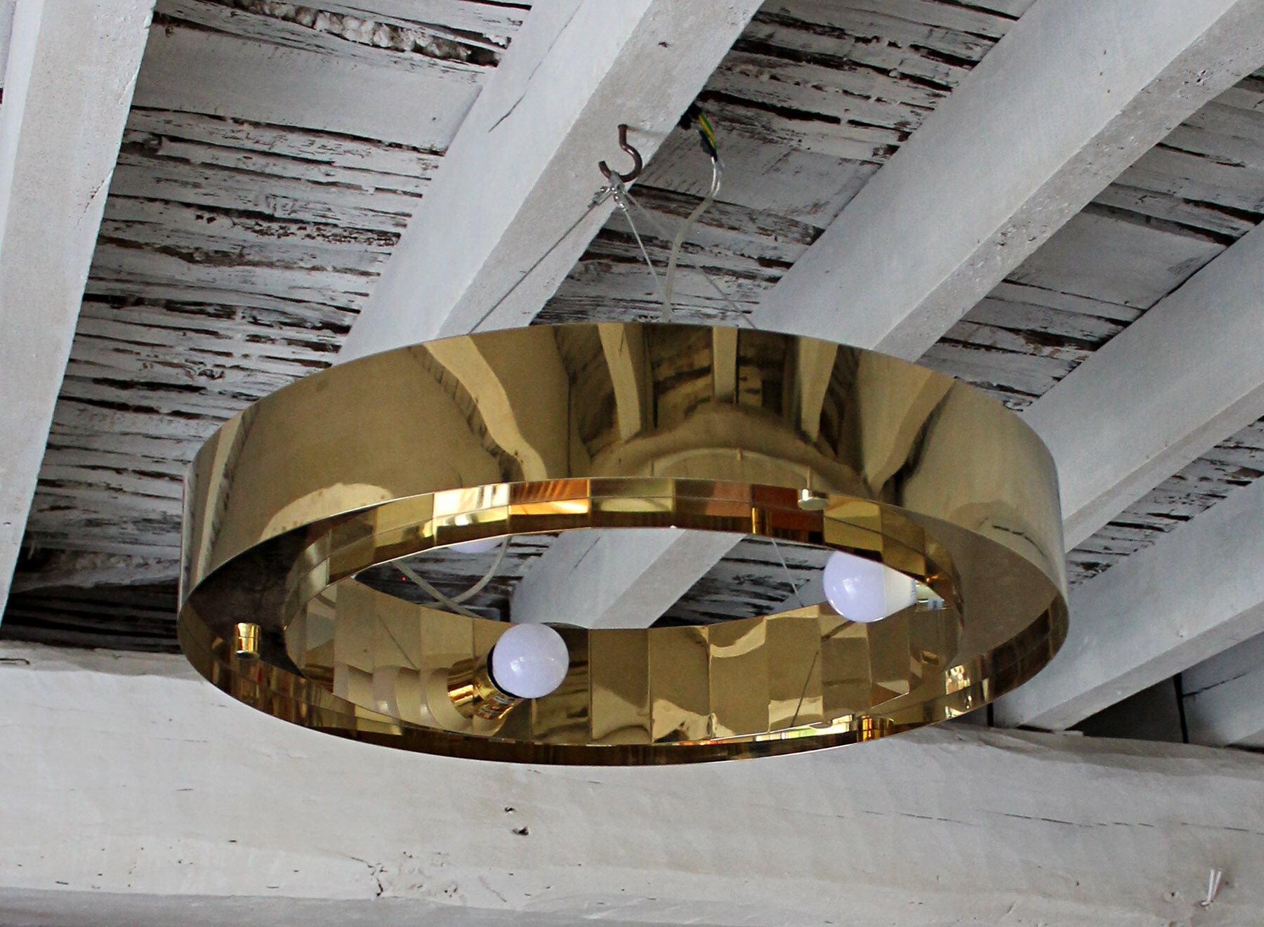 Round brass suspension