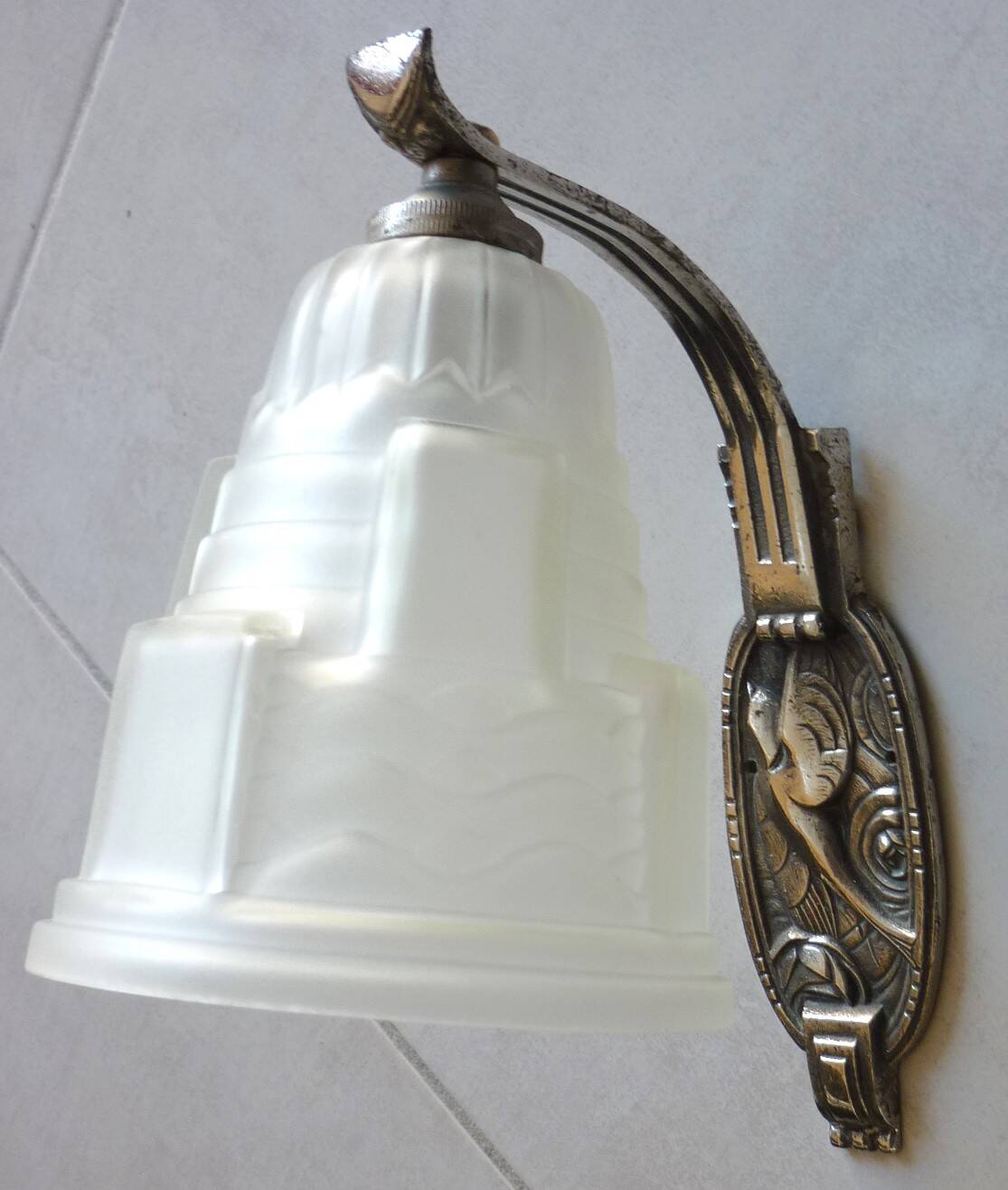 Art Deco wall light, silver-plated bronze, frosted glass, stylized bird decor