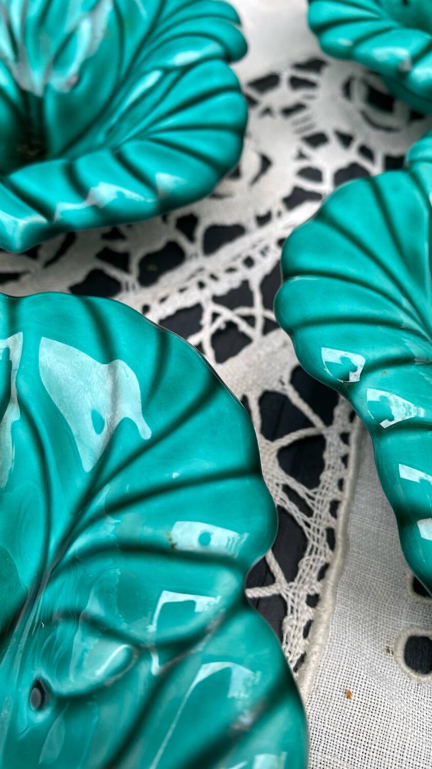 Salad bowl and small bowls in leaf-shaped slipware