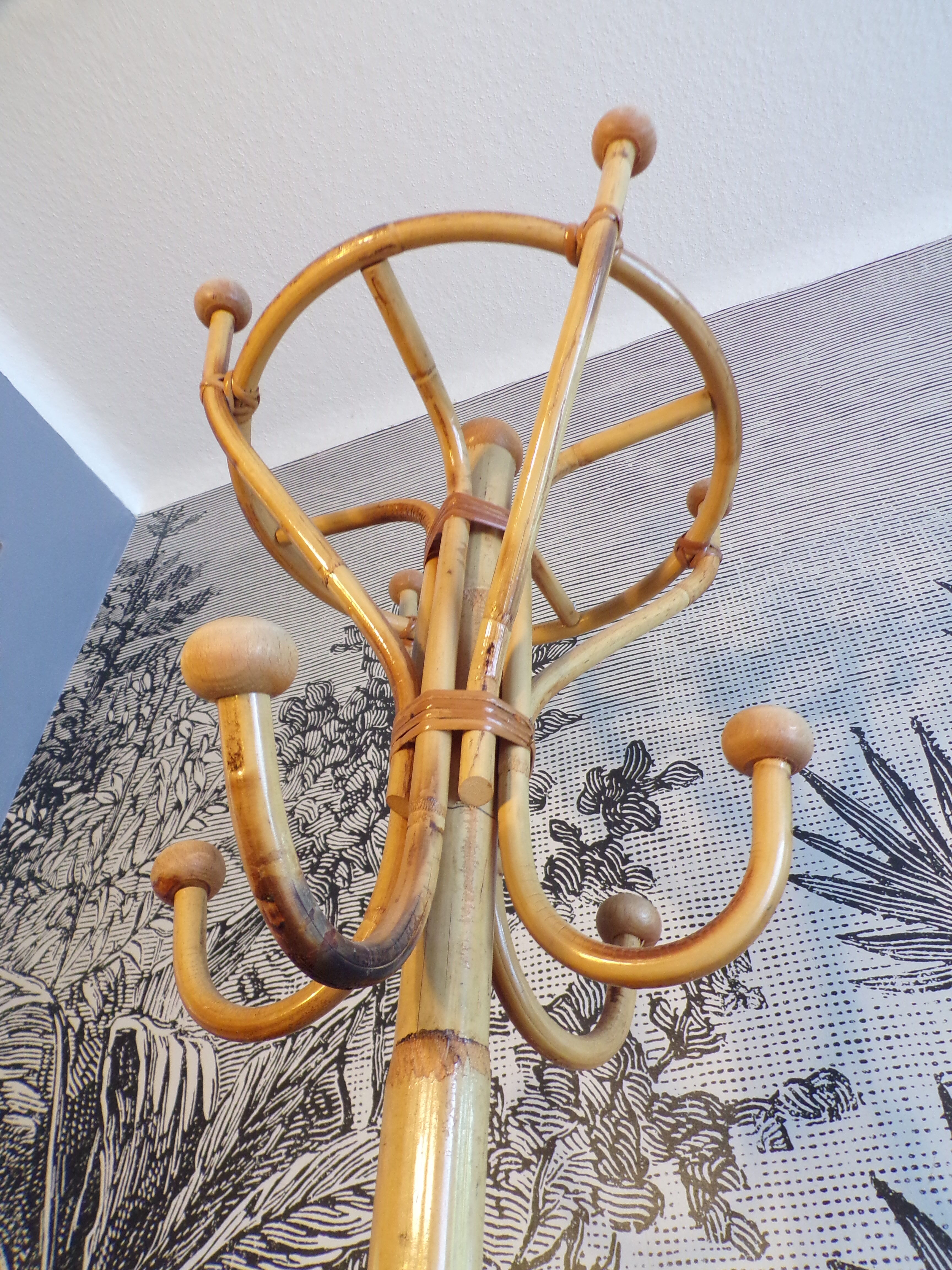Portemanteau perroquet en rotin