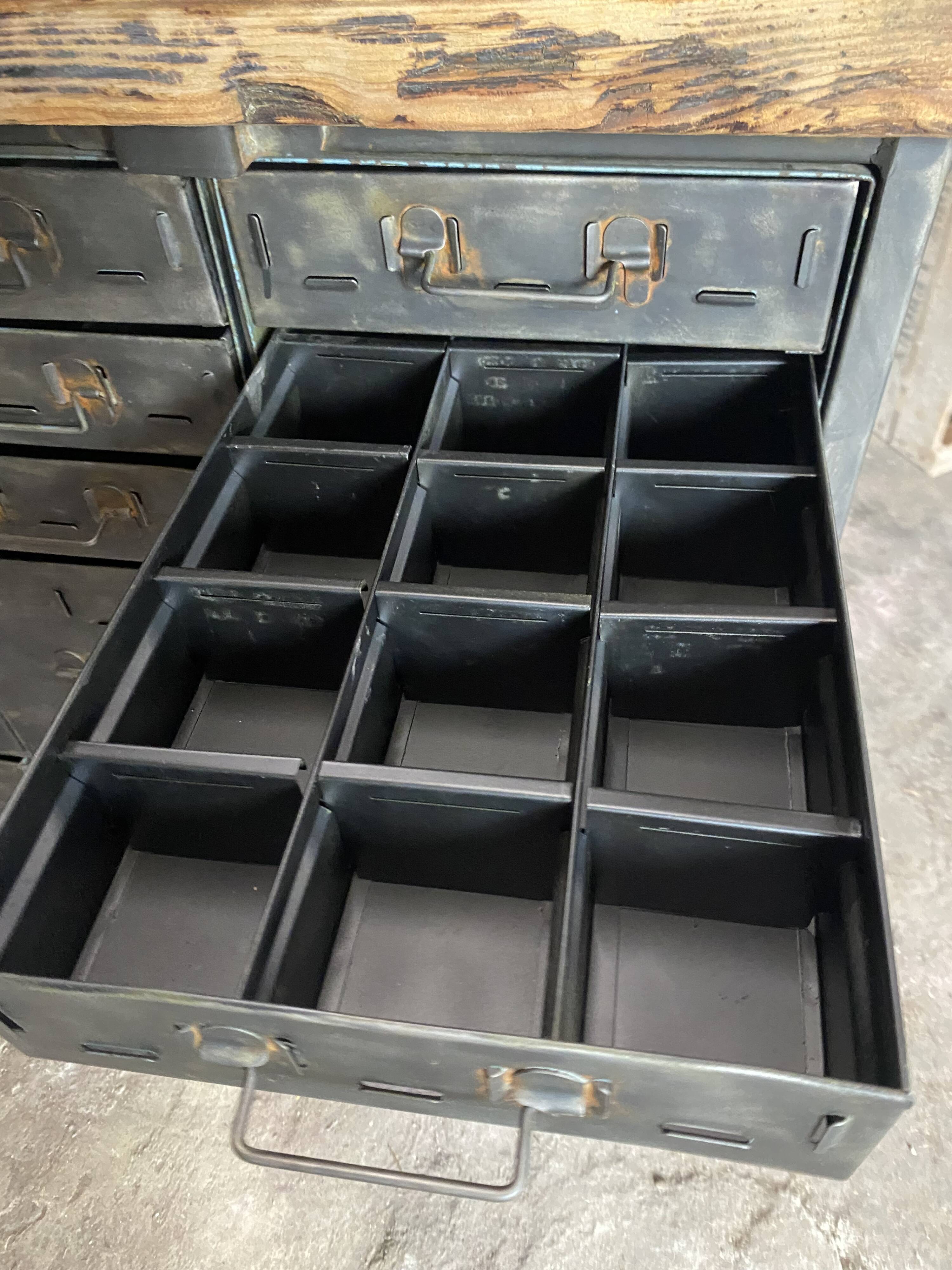 Meuble de métier métallique militaire