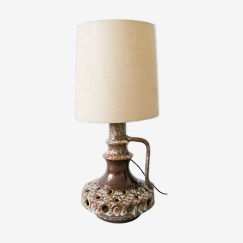 Ceramic table lamp with illuminable base