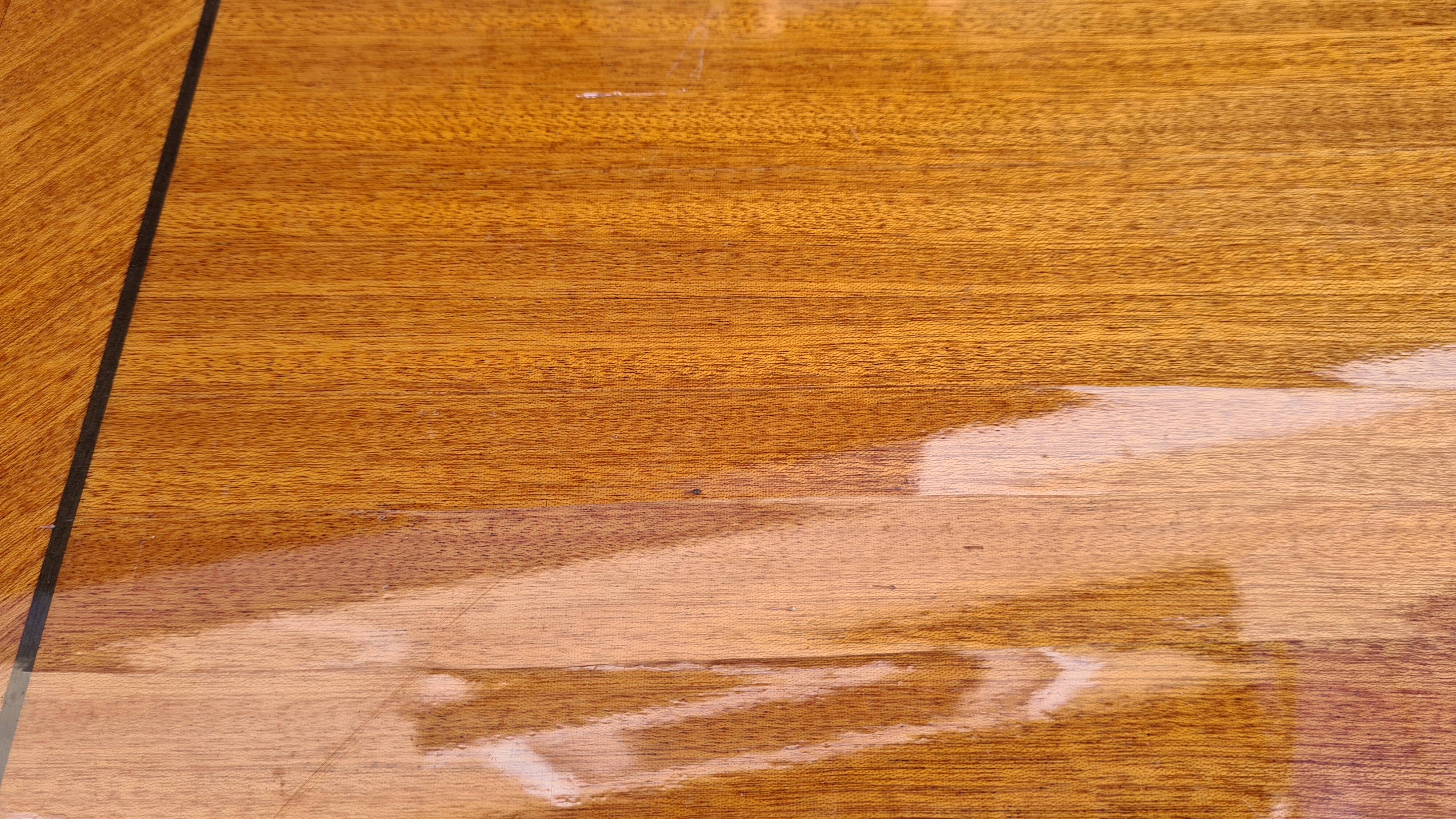 Table avec belle marqueterie