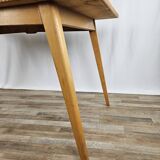 Table à manger des années 1950 en érable avec bord travaillé
