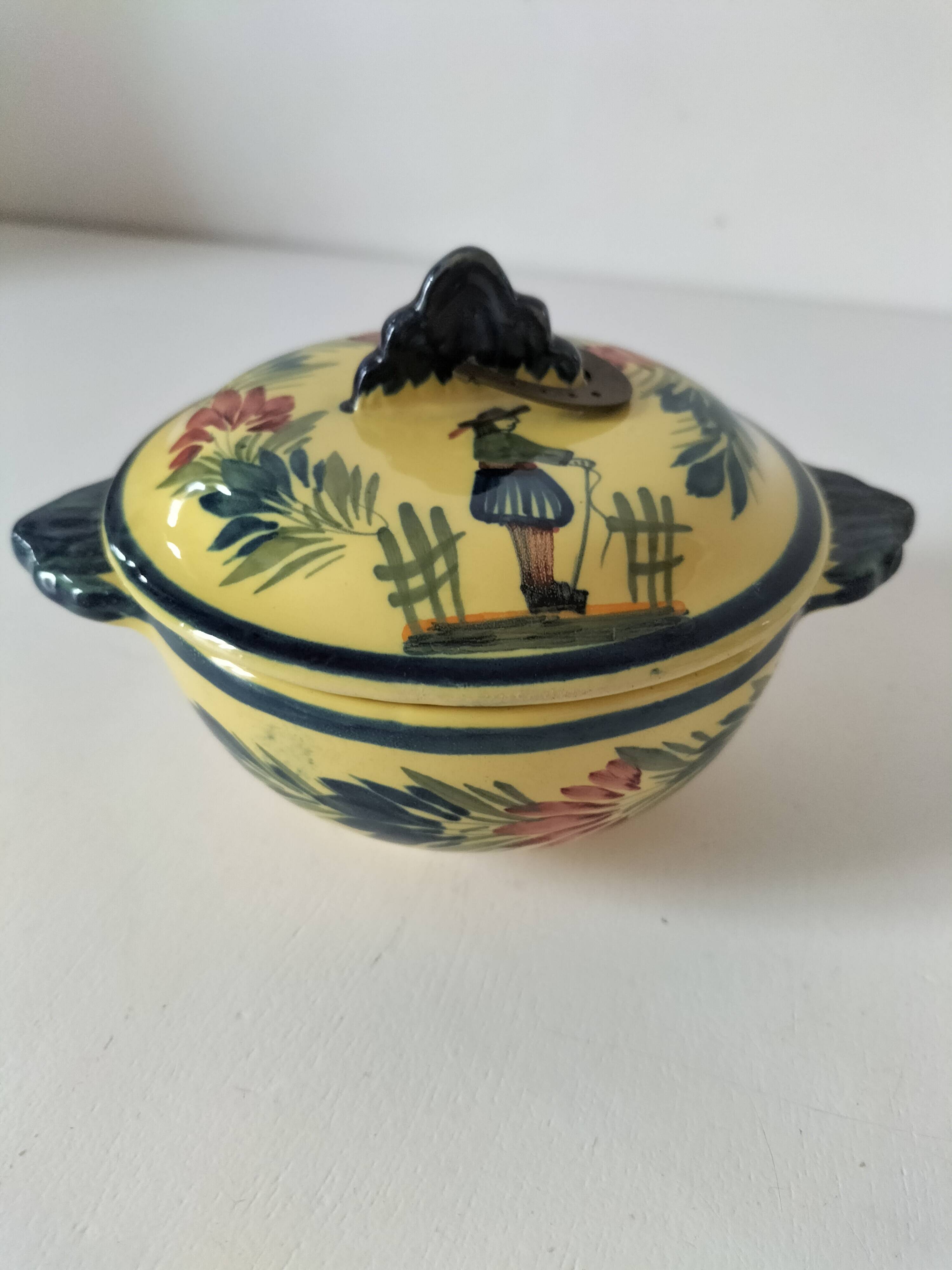 Breton bonbonnière Quimper Henriot – Hand-painted earthenware