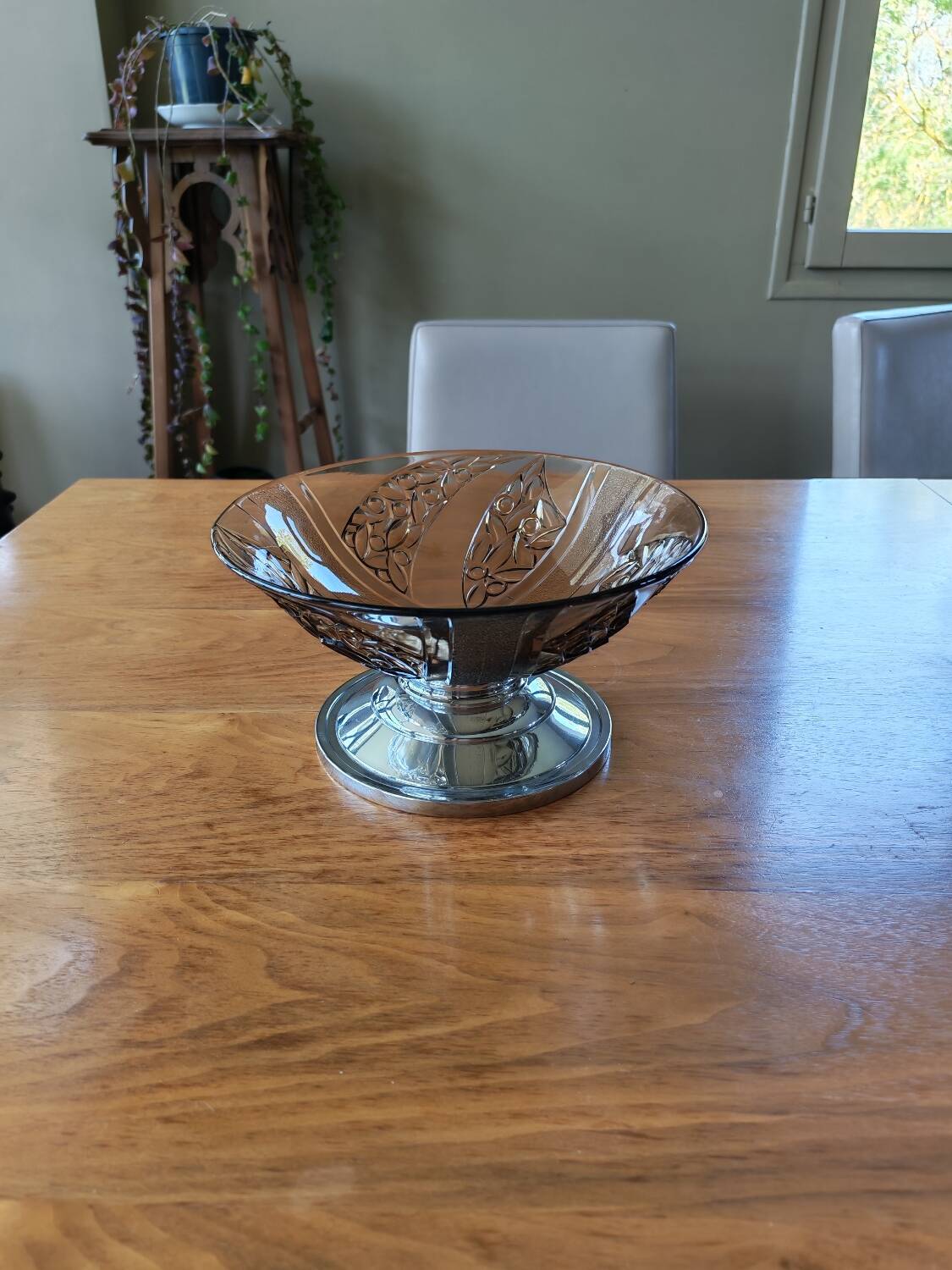 Art Deco bowl in moulded glass and chrome metal