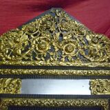 Miroir à fronton décor en laiton repoussé de style Louis XIV