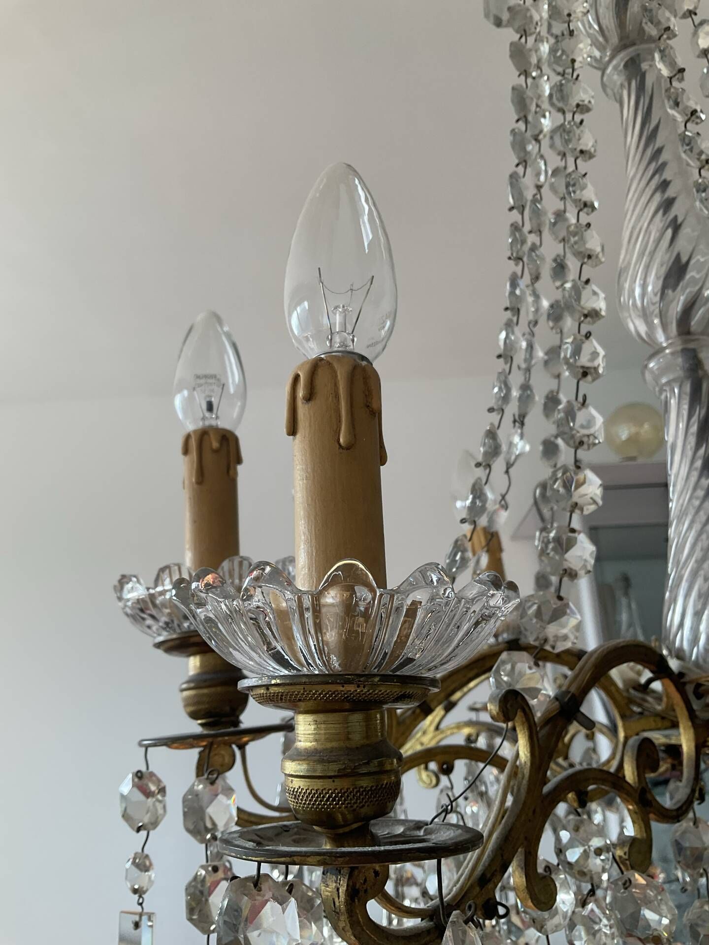 Grand chandelier in Louis XV style with crystal pendants.