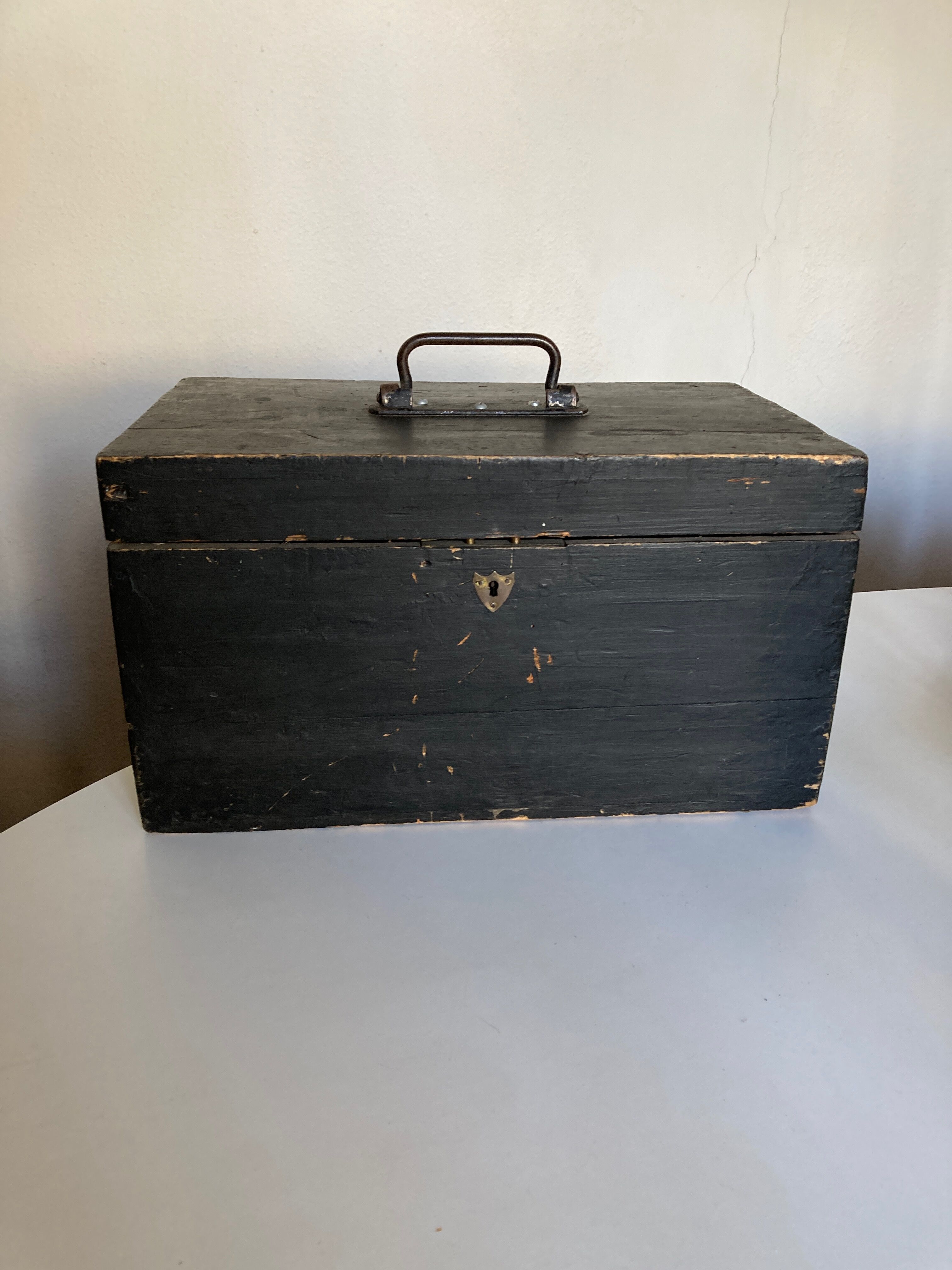 Coffre 19e en bois noirci