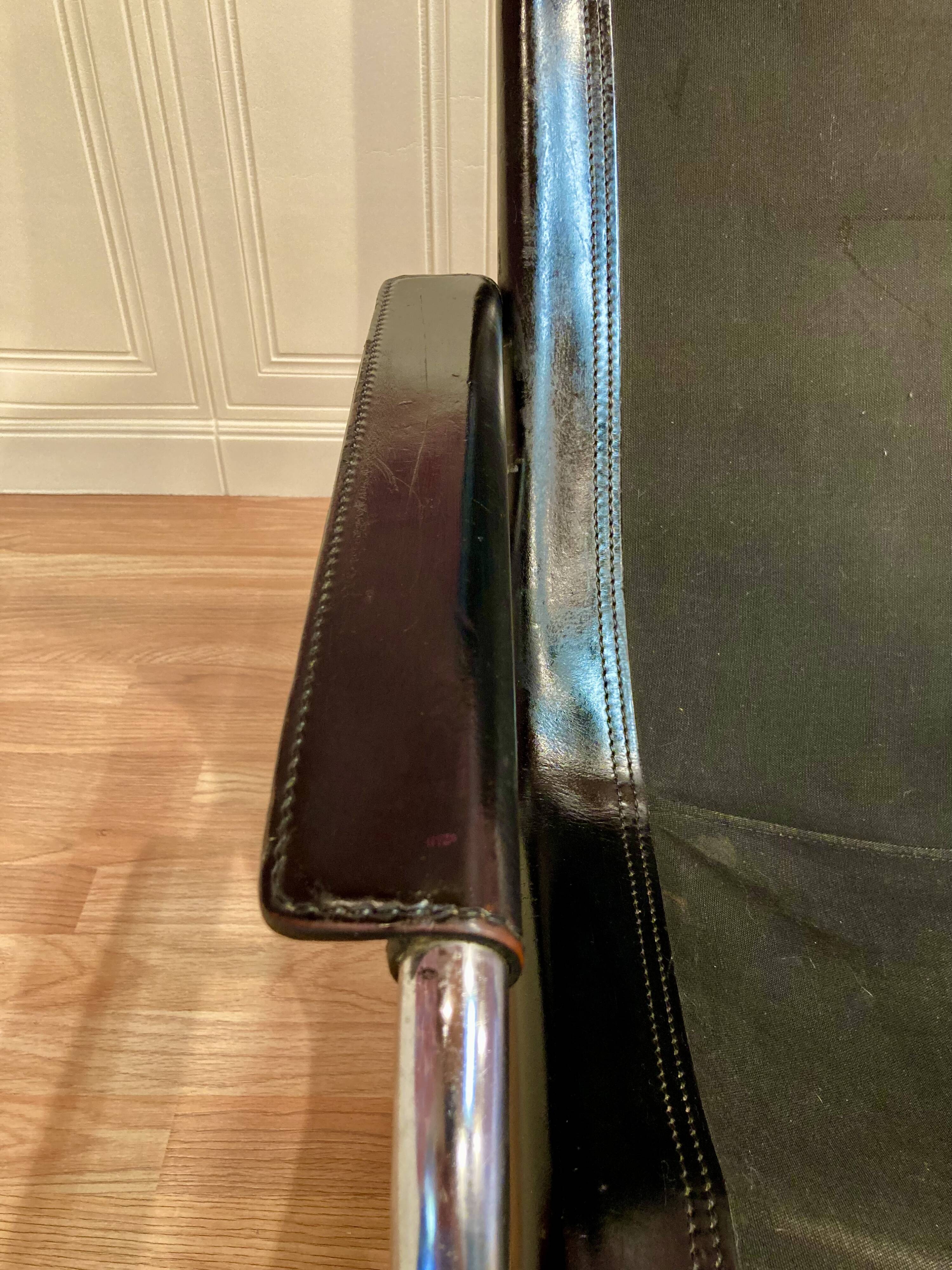 Pair of reclining black leather armchairs, "Hans Eichenberger" design, 19