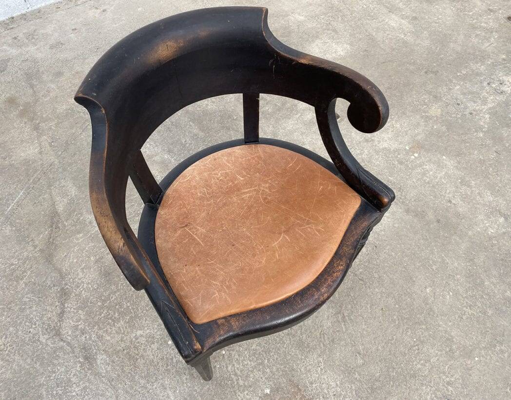 Fauteuil Louis Philippe en bois noir et cuir cognac