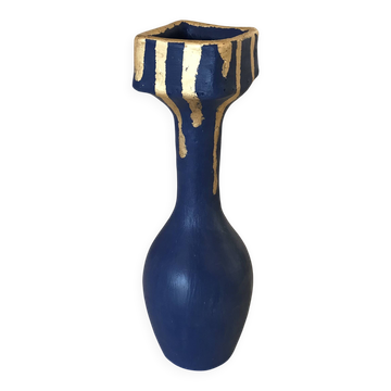 Square-necked soliflore in gold leaf.